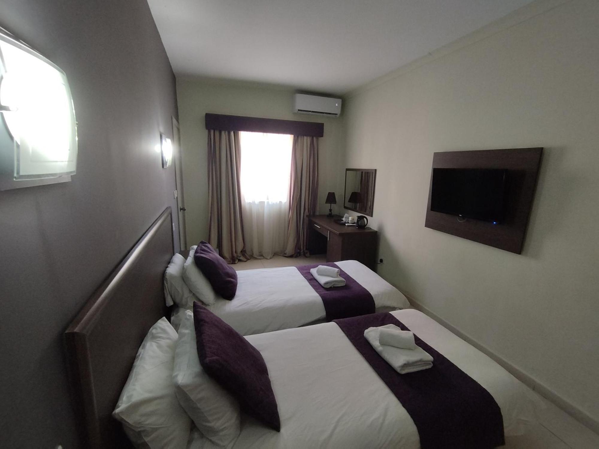 The Windsor Hotel Слима Екстериор снимка