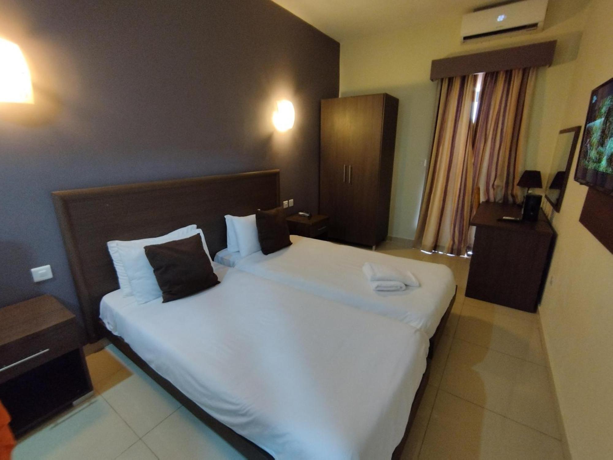 The Windsor Hotel Слима Екстериор снимка