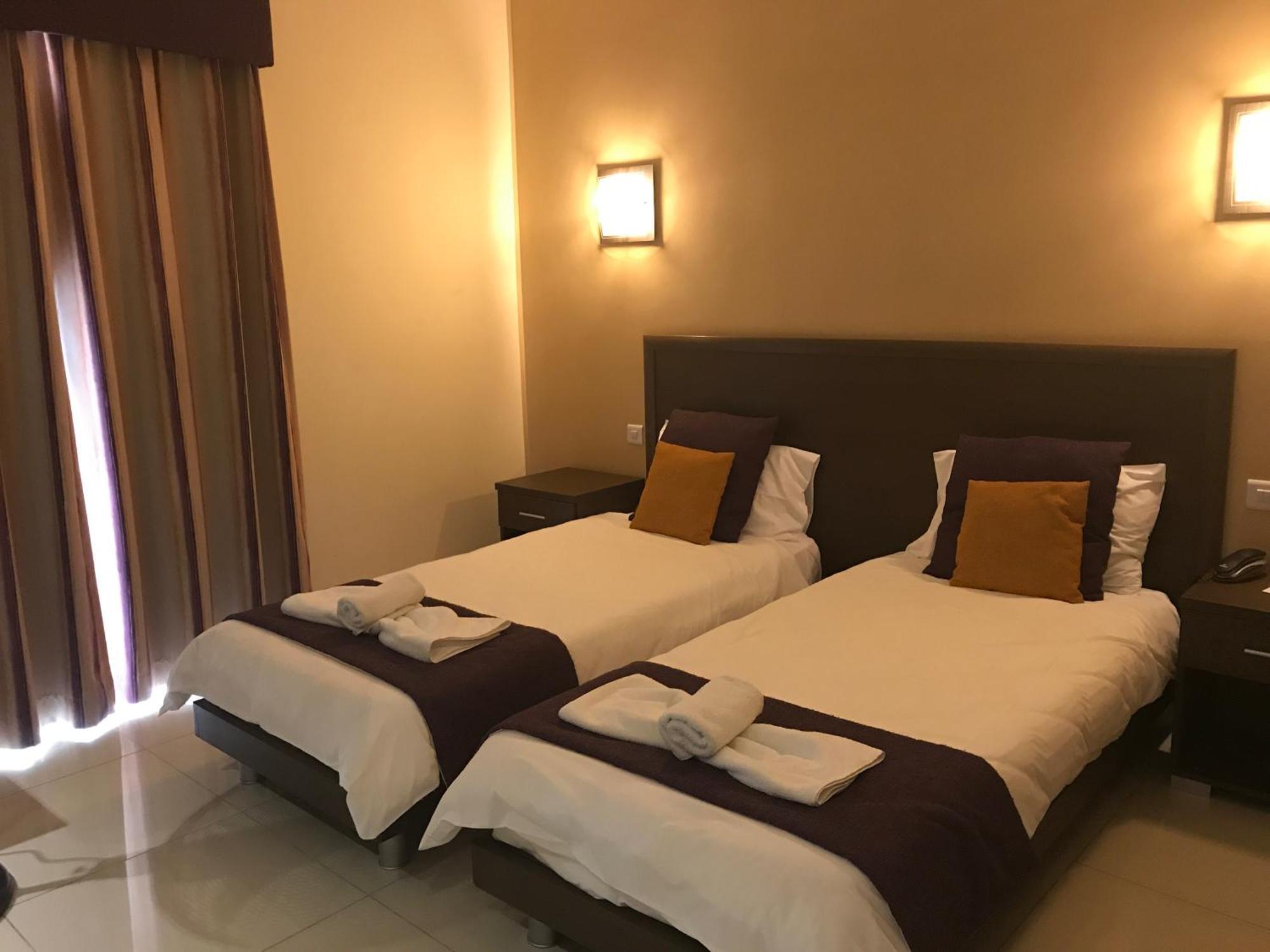 The Windsor Hotel Слима Екстериор снимка