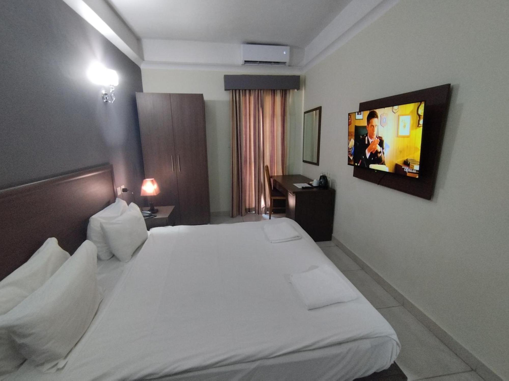 The Windsor Hotel Слима Екстериор снимка