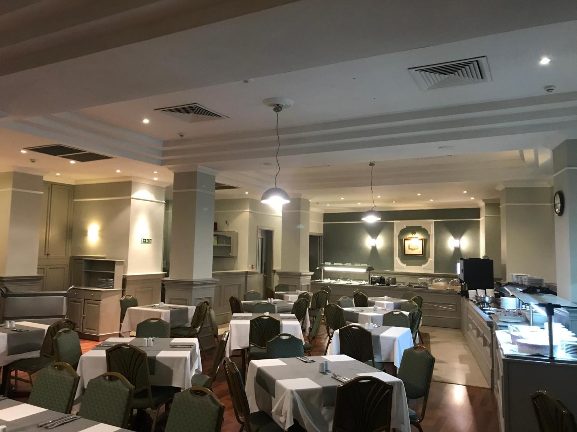 The Windsor Hotel Слима Екстериор снимка