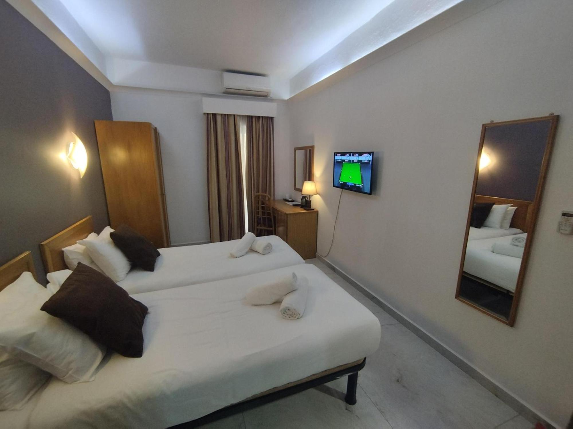 The Windsor Hotel Слима Екстериор снимка