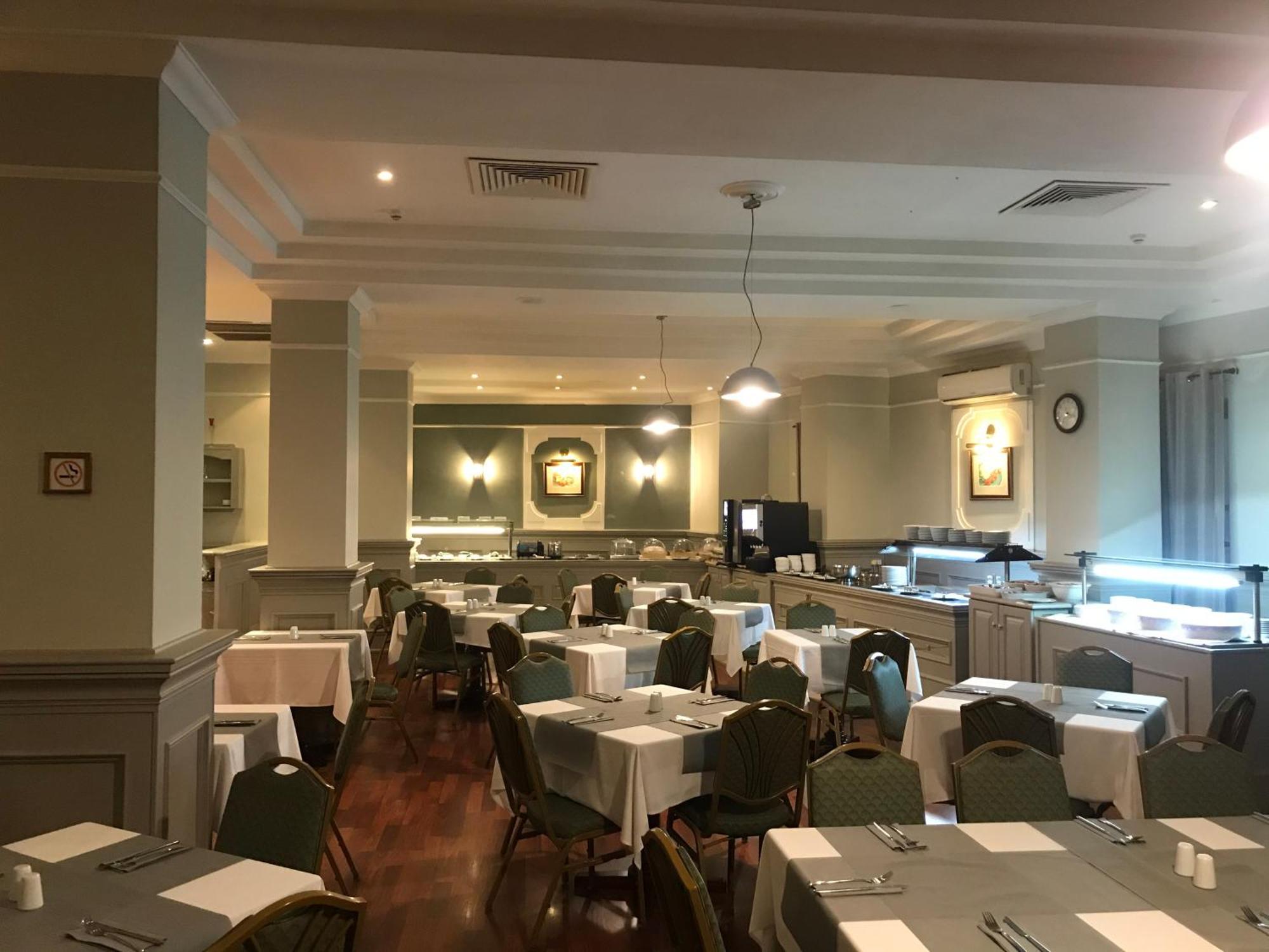 The Windsor Hotel Слима Екстериор снимка
