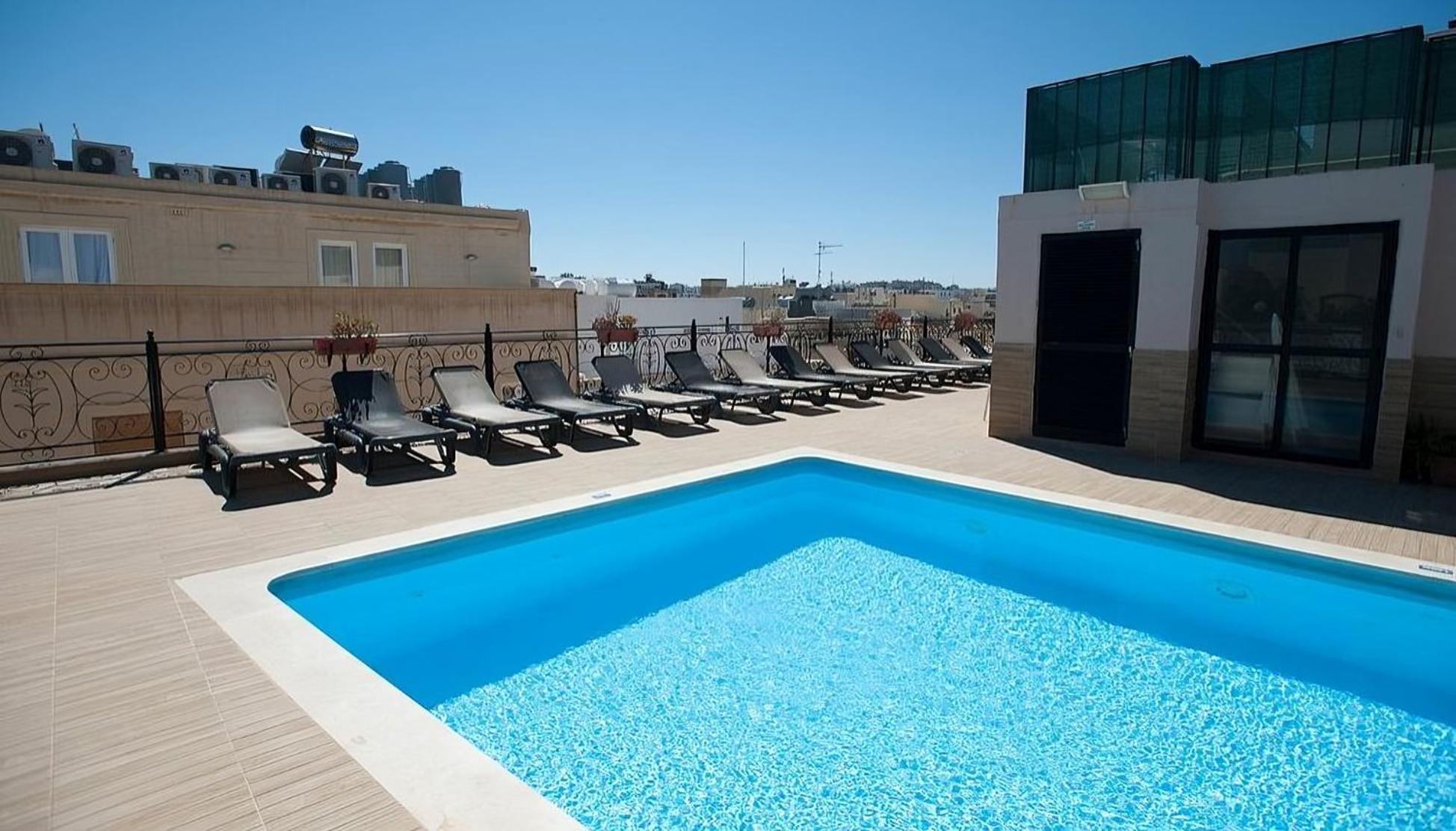 The Windsor Hotel Слима Екстериор снимка